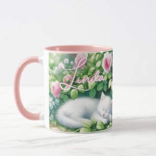 Caneca Gatinho branco doce, apito sob um Rosa Bush