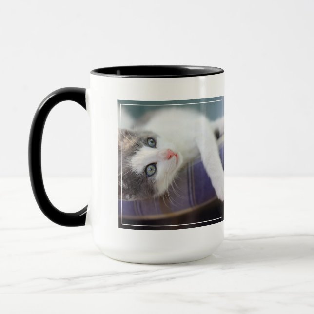 Caneca Gatinho doce na cama da xadrez (Esquerda)