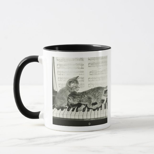 Caneca Gatinho dois que joga no teclado de piano, (B&W) (Esquerda)