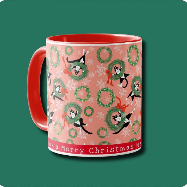 Caneca Gato Engraçado e Fúria de Natal (Cute tuxedo cats play in festive Christmas wreaths on poinsettia pink background. Personalize it.)