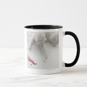 Caneca Gato que joga com os doces dados forma coração