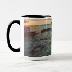 Caneca Gato que senta-se em uma praia