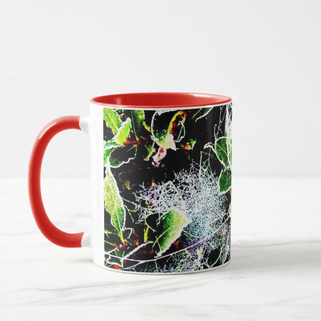 Caneca geada e teias de sabugo sagradas e bagas de natal (Esquerda)