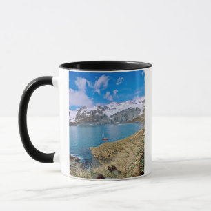 Caneca Geleiras e veleiro ao fundo