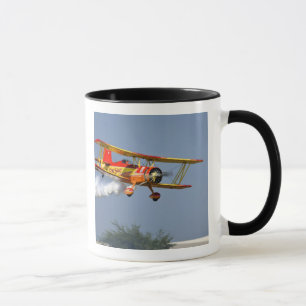 Caneca Gene Soucy realizando acrobacias em Grumman