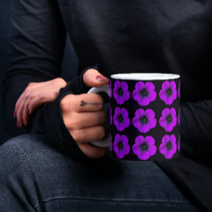 Caneca Gerânio roxo no padrão floral preto
