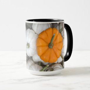 Caneca Ghost Pumpkins com uma laranja esgueirada
