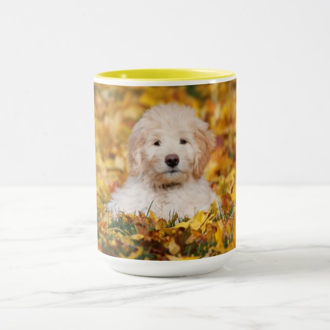 Caneca Goldendoodododododle Puppy Em Folhas De Queda (Centro)
