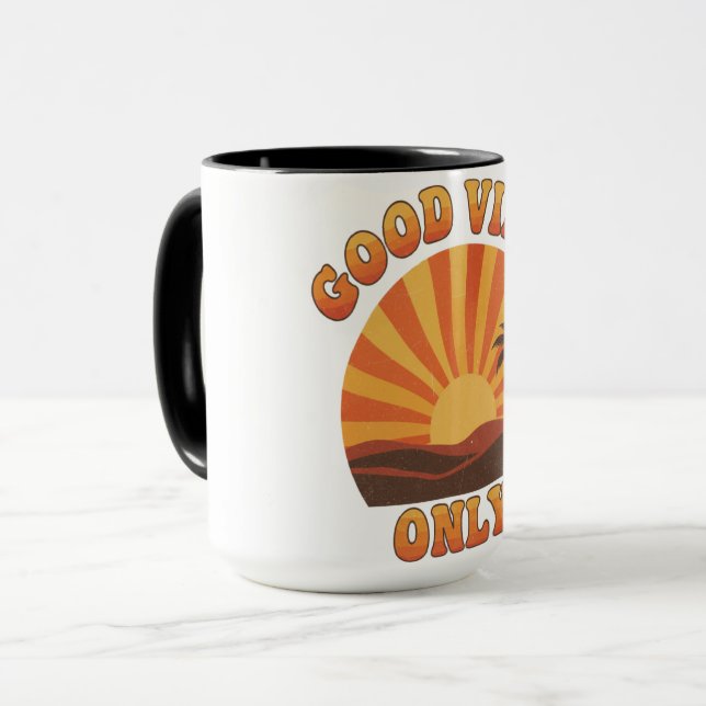 Caneca Good Vibes Only – Sol Explosão Retro Positi (Frente Esquerda)