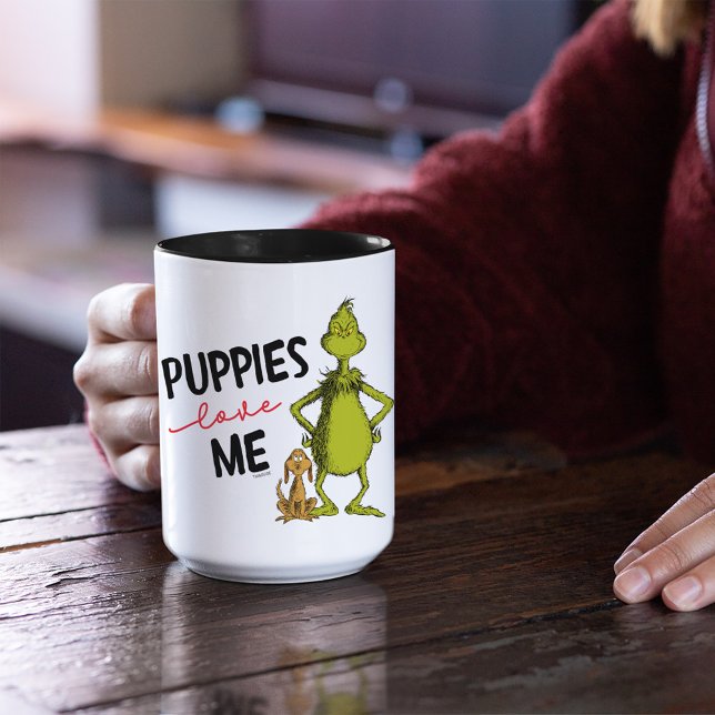 Caneca Grinch e Max | Cachorrinhos Me Amam (Person holding  mug)