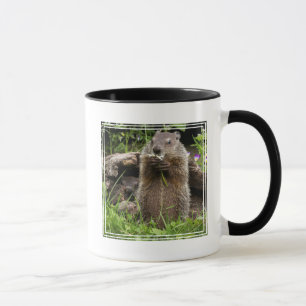 Caneca Ground Hog Munching em uma Flor