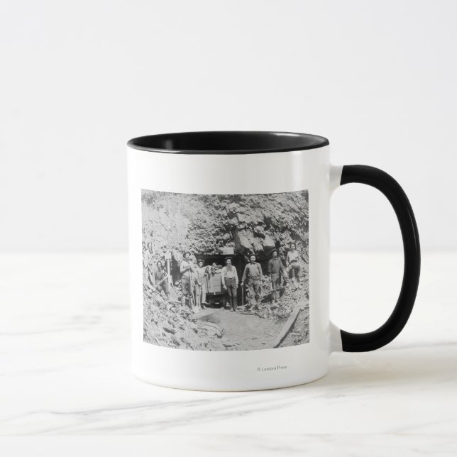 Caneca Grupo de Homens fora de uma Fotografia Mineira (Direita)