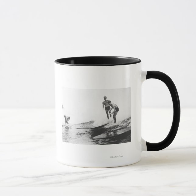 Caneca Grupo de Surfistas em Honolulu, Surfe no Havaí (Direita)