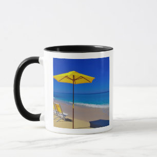 Caneca Guarda-chuva de praia amarelo e cadeiras em praia