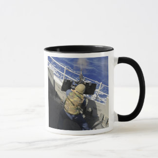 Caneca Gunners Mate disparando uma metralhadora calibre 5