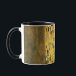 Caneca Gustav Klimt O Beijo Vintage Art Nouveau Painting<br><div class="desc">Gustav Klimt The Kiss Vintage Art Nouveau Painting The Kiss (Em alemão: Der Kuss) foi pintado pelo pintor simbolista austríaco Gustav Klimt entre 1907 e 1908, ponto alto de seu período de Ouro, quando pintou várias obras em estilo semelhante. A pintura é amplamente considerada uma obra-prima do início do período...</div>