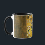 Caneca Gustav Klimt O Beijo Vintage Art Nouveau Painting<br><div class="desc">Gustav Klimt The Kiss Vintage Art Nouveau Painting The Kiss (Em alemão: Der Kuss) foi pintado pelo pintor simbolista austríaco Gustav Klimt entre 1907 e 1908, ponto alto de seu período de Ouro, quando pintou várias obras em estilo semelhante. A pintura é amplamente considerada uma obra-prima do início do período...</div>