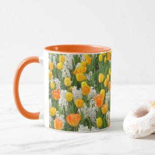 CANECA HACINITOS BRANCOS E AMARELOS E TULIPS DE LARANJA