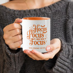 Caneca Halloween de Pocus<br><div class="desc">"Hocus pocus,  preciso de vinho para focalizar (ou café forte)" dizendo impresso em laranja nos dois lados de uma xícara de café,  divertido para o Halloween para mulheres ou homens.</div>