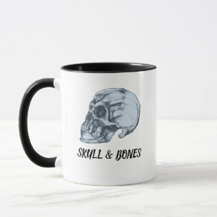 Caneca Halloween do crânio e dos ossos