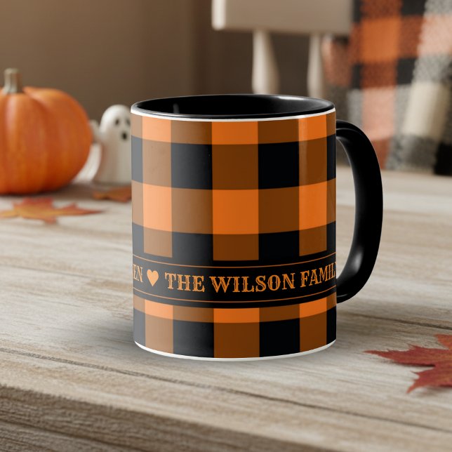 Caneca Halloween Personalizado de Verificação de Búfalos  (Orange and Black Buffalo Plaid Custom Mug with Heart Accents - Just add your name or family name.)