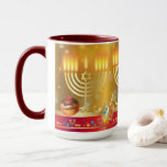 Caneca Hanukkah Belo feriado judeu Dourado<br><div class="desc">Feliz Natal Feriado Judeu Belo presente. Jewish Holiday Chanukah, com símbolos tradicionais Chanukah - Hanukkiah com velas, sonhos de madeira (rodando no topo), rosquinhas, Menorah, velas, estrela de David e luzes brilhantes padrão de papel de parede de ouro. Decoração do Festival Chanucá. Jerusalém, Israel. Home & Living > Kitchen &...</div>