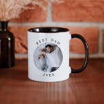Caneca HARPER Modern Round Photo Best Pai Ever Coffee<br><div class="desc">Esta caneca cerâmica apresenta uma foto redonda e uma fonte moderna minimalista com a frase "melhor pai de sempre". Substitua facilmente a foto nesta caneca personalizável e mude a fonte ou o texto, se necessário. Esta caneca de café é o presente perfeito para Dia de os pais, aniversário ou Natal...</div>