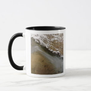 Caneca Haze ao longo das montanhas Himalaya