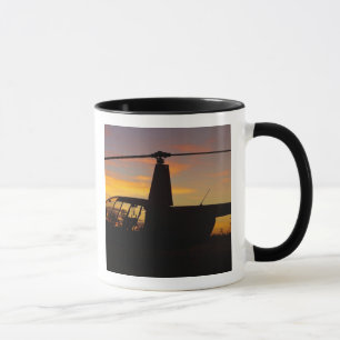 Caneca helicóptero Robinson R44 ao pôr do sol