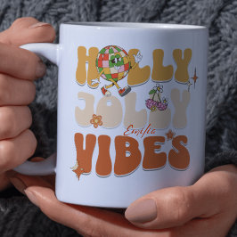 Caneca Holly Jolly Vibe Retro Groovy Brown Nome de Natal