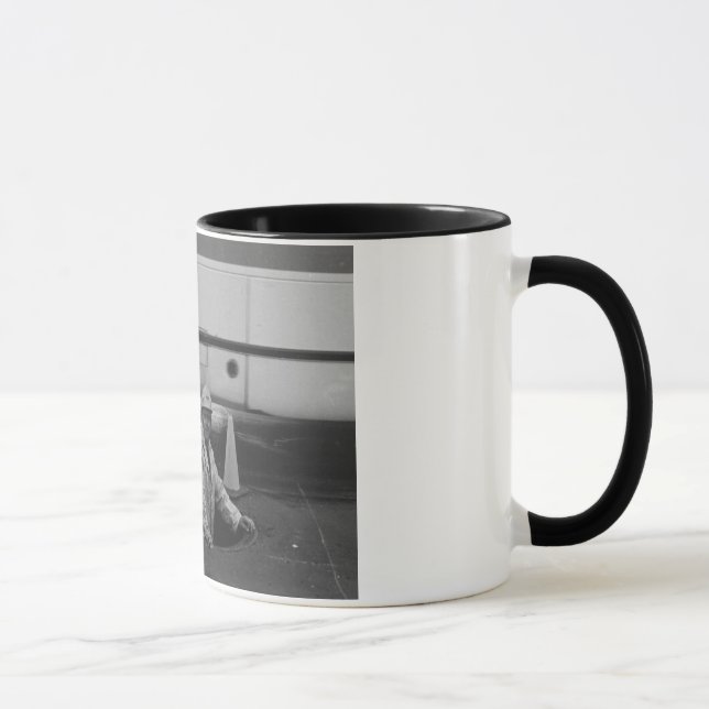 Caneca Homem em uma câmara de visita (Direita)