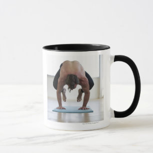 Caneca Homem que faz o exercício na esteira da ioga