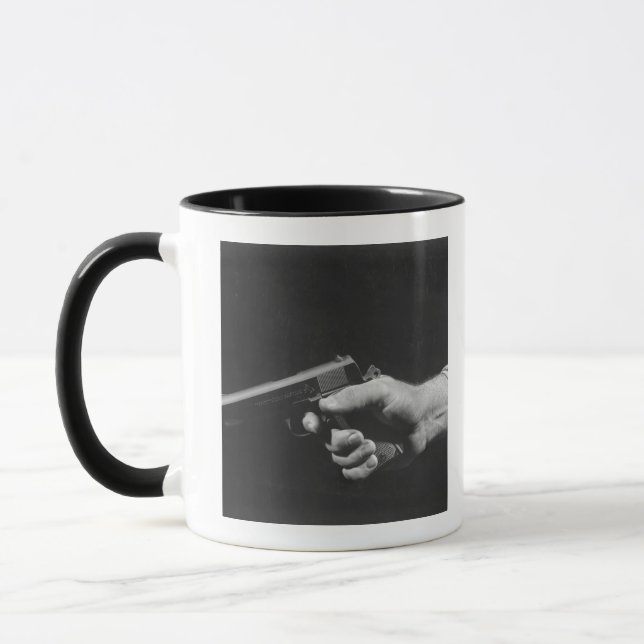 Caneca Homem que guardara a arma (Esquerda)
