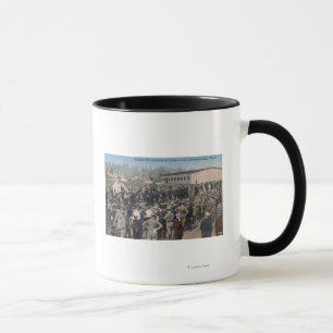 Caneca Homens esboçados que relatam para acampar Lewis