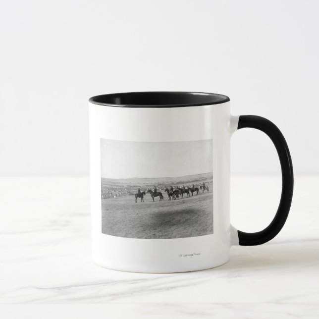 Caneca Homens Militares Levantam Campo Lakota Distante (Direita)