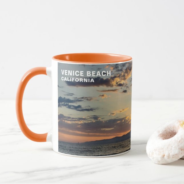 Caneca Horário do ouro do Sol - Praia de Veneza, CA Mug (Com Donut)