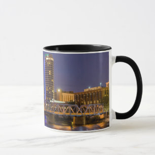 Caneca Horizonte ao anoitecer, no Grand River