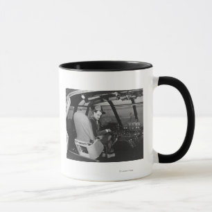 Caneca Howard Hughes no plano de madeira do ganso Spruce
