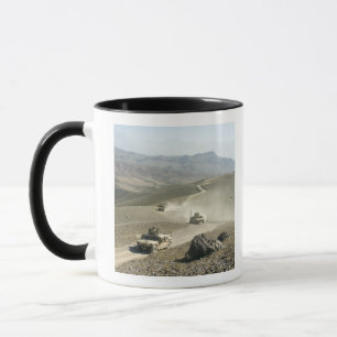 Caneca Humvees atravessam estradas de montanha robustas