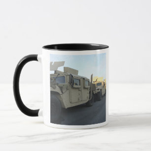 Caneca Humvees senta-se no cais na cidade de Morehead