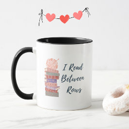 Caneca I Read Between Rows Crochet Knitting Book Lover