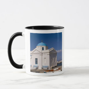 Caneca Igreja branca na praia perto do Mar Egeu em