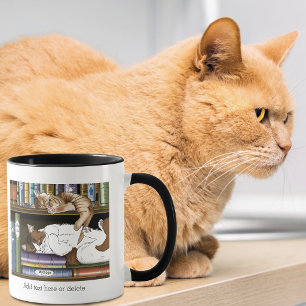 Caneca Ilustração de Estante de Livros de Gatos Adormecid