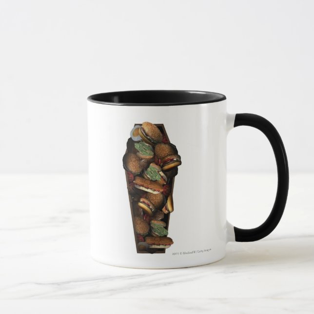 Caneca Ilustração de um caixão enchido com o fast food (Direita)