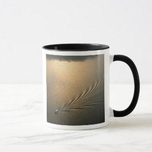 Caneca imagem aérea de barco no Lago Gatun Panamá
