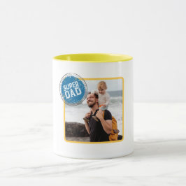 Caneca Imagem de um homem carregando uma criança com "sup