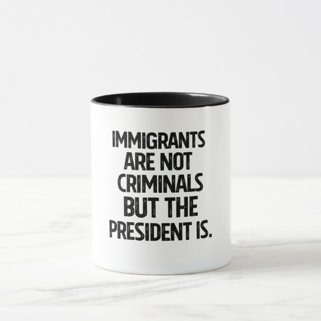 Caneca Imigrantes Não São Criminosos Mas o Presidente É (Centro)
