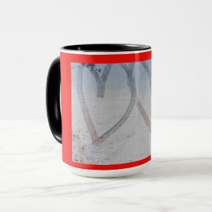 Caneca impressão de dois corações desenhados na neve em u