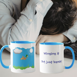 Caneca Improvisando Mas Só Quase - Humor de Pato