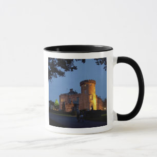 Caneca Irlanda, o Castelo de Dromoland iluminado ao entar